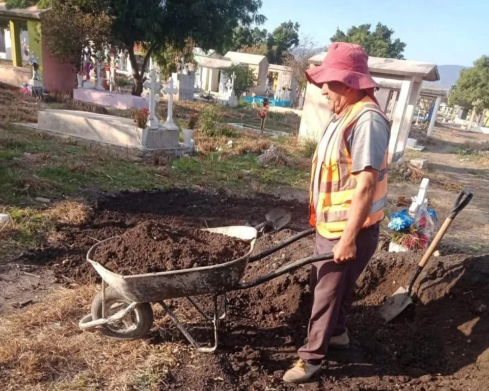 Limpieza en el Panteón del Cerro Morelos y La Cruz: Un Esfuerzo por la Dignidad