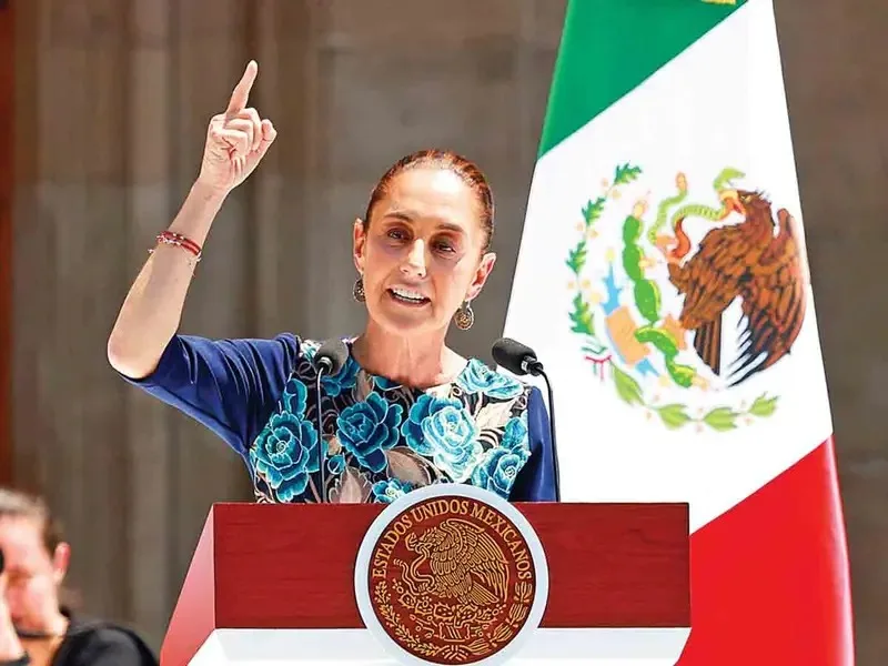 En una concentración en el Zócalo de la Ciudad de México, la presidenta Claudia Sheinbaum reafirmó que México no cederá en su soberanía frente a las medidas comerciales impuestas por Estados Unidos, especialmente en lo que respecta a los aranceles recientemente anunciados. Compromiso con la Seguridad Energética Durante el evento, al que asistieron aproximadamente 350,000 personas, Sheinbaum enfatizó que su gobierno ha privilegiado el diálogo y el respeto, y ha actuado con firmeza ante las decisiones que amenazan los derechos del pueblo mexicano. “Los principios irrenunciables no pueden ser sacrificados en beneficio de intereses externos”, afirmó. Respuesta a la Crisis del Fentanilo La presidenta afirmó que México continuará haciendo lo necesario para evitar la entrada de drogas, en especial el fentanilo, a Estados Unidos. “Este tema no es solo sobre aranceles; es sobre preservar la salud de nuestros ciudadanos y construir una relación de cooperación sobre bases sólidas”, indicó. Bajo la Mirada de la Estadística En relación a los datos, en su mensaje, Sheinbaum mencionó que se han logrado reducir en un 50% el paso de fentanilo a Estados Unidos gracias a las acciones de las Fuerzas Armadas y de las policías mexicanas. También se hizo un llamado a EE. UU. para que asuma su parte en el esfuerzo conjunto para frenar el tráfico de armas que alimenta la violencia y el narcotráfico en México. Acciones para Fortalecer la Economía En términos de estrategias económicas, la presidenta delineó cinco puntos clave para fortalecer el mercado interno, que incluyen: Fortalecimiento del mercado interno: Aumento del salario mínimo y mejora del bienestar de la población. Ampliación de la autosuficiencia: Asegurar que México produzca lo que consume, especialmente alimentos y energéticos. Promoción de la inversión pública: Impulsar la creación de empleos. Fomento de la producción nacional: Apoyar el Plan México para el mercado interno. Fortalecimiento de los programas sociales: Para fortalecer el tejido social y brindar oportunidades a quienes más lo necesitan. Unidad Nacional como Estrategia El gobernador de Sinaloa, Rubén Rocha, también agregó que la unidad en torno a la presidenta es crucial para consolidar la soberanía y la importancia de los programas de bienestar. "La unidad del pueblo de México es fundamental", subrayó. Acompañamiento en el Zócalo El secretario de Educación, Mario Delgado, acompañó a la presidenta en la asamblea, expresando su apoyo a la soberanía nacional y el compromiso por una educación que fomente el bienestar y la justicia social.