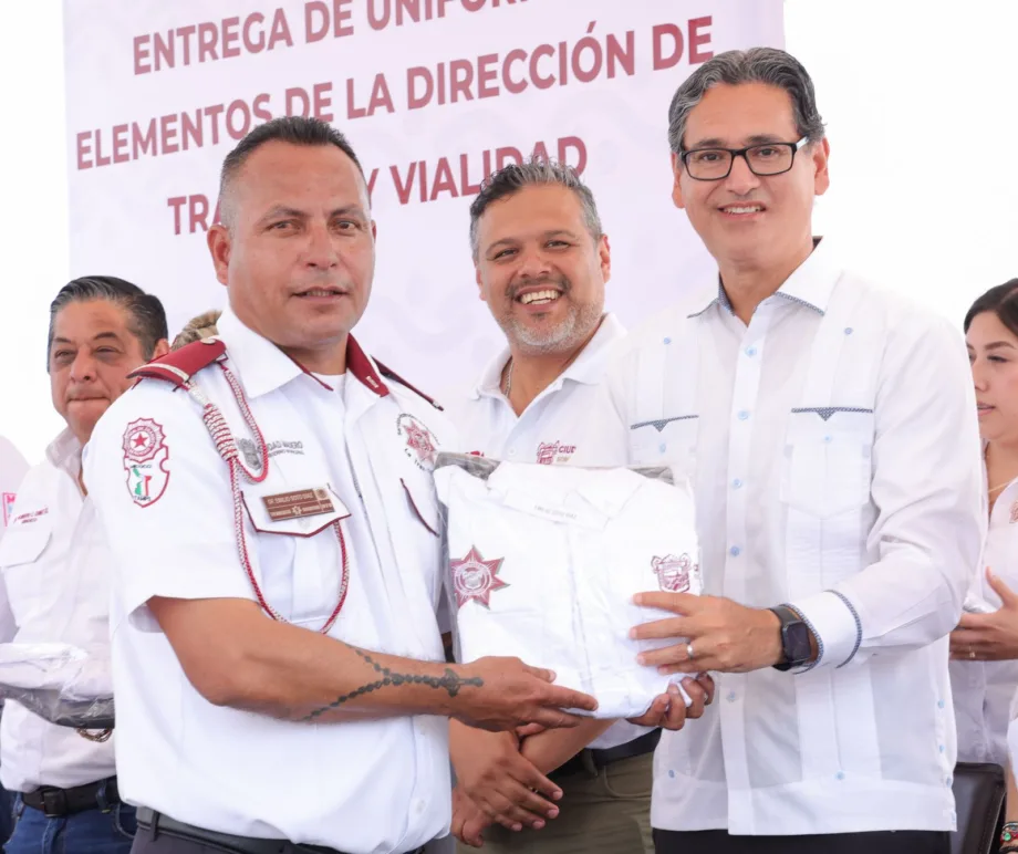 Erasmo convoca a Tránsitos a servir a la comunidad, les entrega nuevos uniformes