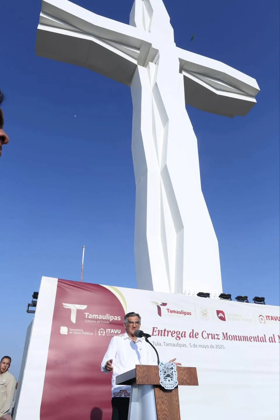 Tula, Tamaulipas. – El gobernador Américo Villarreal Anaya entregó al Pueblo Mágico de Tula la Cruz Monumental de La Esperanza, la más grande de México. Esta magna obra contribuirá a fortalecer y promover a esta región de Tamaulipas como uno de los destinos turísticos religiosos más importantes del país. Inauguración en el Cerro de la Cruz Acompañado por la presidenta del DIF Estatal, doctora María de Villarreal, y el alcalde René Lara Cisneros, el gobernador llegó hasta lo alto del Cerro de la Cruz, desde donde se puede apreciar una extraordinaria vista de esta emblemática comunidad. Allí, se erige la gigantesca obra del maestro Enrique Carbajal González, conocido artísticamente como Sebastián. La monumental cruz, que mide 33.7 metros de altura, es ahora la imagen más grande de su tipo en todo el país. Llamado a la Transformación y Propuestas de Desarrollo En su mensaje, Villarreal Anaya invitó a todos los habitantes de este pueblo mágico a sumarse a la transformación y a las oportunidades que se presentan con la construcción de la carretera Mante-Ocampo-Tula, que incorporará al municipio a un corredor económico sumamente importante. “Una mayor cantidad de gente va a querer conocer y apreciar al Pueblo Mágico de Tula, y ahora, con su cruz monumental, la más grande de México, le podremos dar esa dimensión y mejores oportunidades de calidad y de vida para todos”, afirmó el mandatario estatal. Una Aspiración Realizada Al dar la bienvenida, el presidente municipal de Tula, René Lara Cisneros, expresó que esta obra monumental representa un sueño largamente anhelado por más de una década. “Gracias a la voluntad del gobernador Américo Villarreal, este sueño hoy es una realidad. Esta cruz significa mucho para nuestro pueblo mágico; es una cruz de fe, pero también es una cruz de esperanza, porque nos va a hacer bien al municipio de Tula y al pueblo mágico”, declaró el alcalde. Acompañamiento de Autoridades El evento también contó con la presencia de Héctor Joel Villegas González, secretario general de Gobierno; Pedro Cepeda Anaya, secretario de Obras Públicas; Karina Lizeth Saldívar Lartigue, secretaria de Desarrollo Urbano y Medio Ambiente; Benjamín Hernández Rodríguez, secretario de Turismo; y Manuel Treviño Cantú, director general del ITAVU, así como integrantes del Patronato del Pueblo Mágico, el cronista de la ciudad y funcionarios municipales. Con esta entrega, el Gobierno de Tamaulipas reafirma su compromiso por el desarrollo y bienestar de sus comunidades, creando espacios que fomenten la unidad y la identidad cultural.
