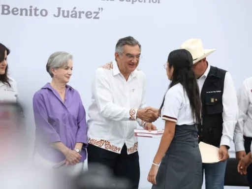 Atestigua Américo entrega de becas y destaca apoyo de la presidenta Claudia