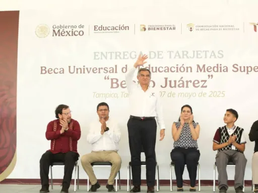 Entrega gobernador a estudiantes de la zona sur becas federales “Benito Juárez”