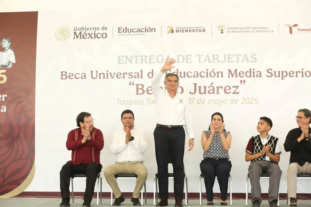 Entrega gobernador a estudiantes de la zona sur becas federales “Benito Juárez”