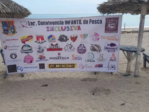 El pasado domingo 11 de mayo, Playa Escondida en Ciudad Madero fue escenario del primer Torneo de Pesca Inclusiva 2025, donde se vivió un ambiente familiar extraordinario. Este evento permitió a niños con autismo, junto a sus familias y amigos, disfrutar de la experiencia de la pesca de manera inclusiva y divertida. Participación de instituciones y familias Entre las instituciones participantes se encontraba el Deportivo Antonio Castellanos Ruiz “ACR”, que apoyó a los niños mientras vivieron la experiencia de colocar carnada, lanzar líneas y capturar peces por primera vez. El evento, promovido por Rosita Pescadora, buscó celebrar a los niños especiales y sus familias. Actividades y celebración El torneo comenzó puntualmente a las 10 de la mañana y finalizó a la 1 de la tarde con gran éxito. Durante el evento, se entregaron sorpresas y premios a los primeros 10 lugares y todos los participantes disfrutaron de una experiencia memorable. Seguridad y atención para los asistentes Se garantizó vigilancia y atención médica durante todo el evento para asegurar el bienestar de todos los asistentes, creando así un espacio seguro e inclusivo para celebrar esta actividad especial.