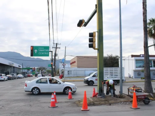 Obras Públicas atiende avances en semáforos y proyectos carreteros en Tamaulipas