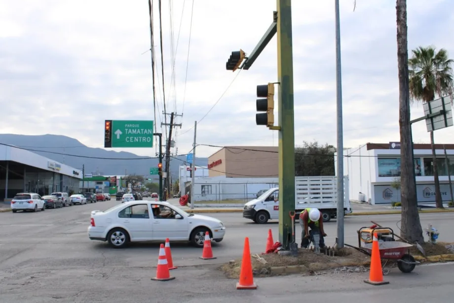 Obras Públicas atiende avances en semáforos y proyectos carreteros en Tamaulipas