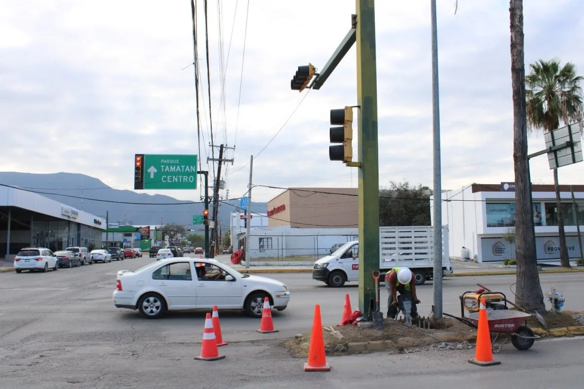 Obras Públicas atiende avances en semáforos y proyectos carreteros en Tamaulipas