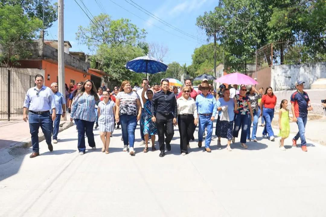 Inaugura alcalde de Ciudad Victoria calle de concreto hidráulico en colonia Tamatán
