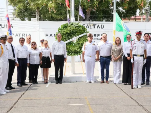 Erasmo González reconoce a jóvenes de la Academia Militarizada Doenitz en el 83 aniversario del Día de la Marina Nacional