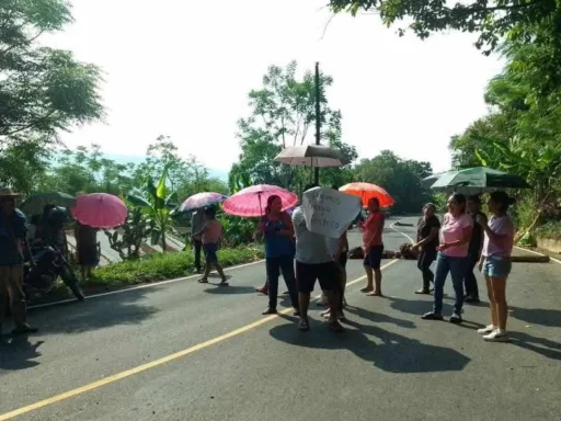 Residentes de Santa Lucía bloquean la carretera México-Tampico por falta de energía eléctrica