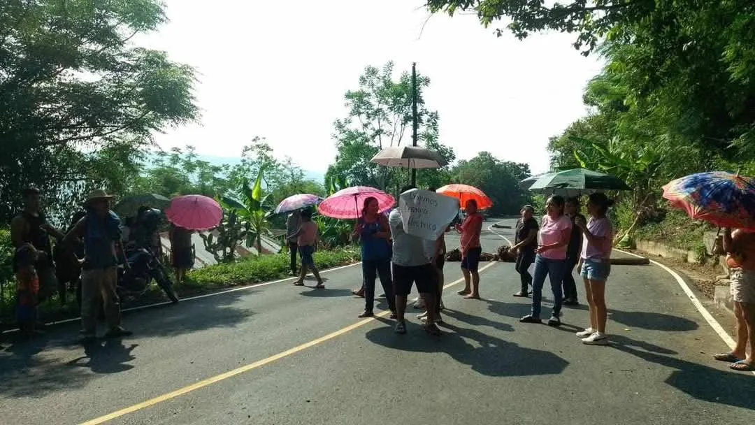 Residentes de Santa Lucía bloquean la carretera México-Tampico por falta de energía eléctrica