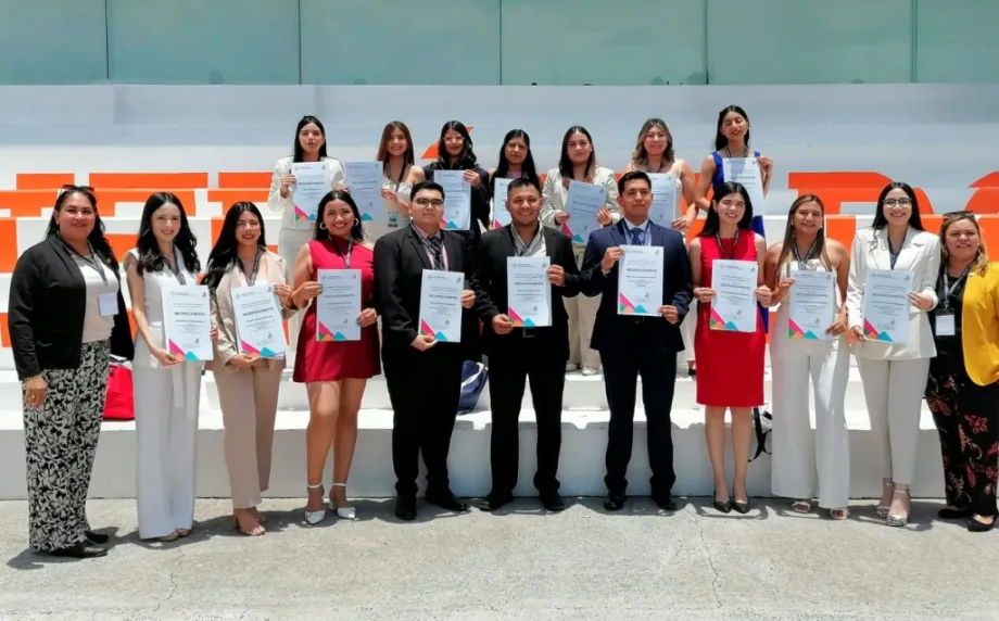 Médicos de la UAT Reciben Premio CENEVAL por Excelencia Académica