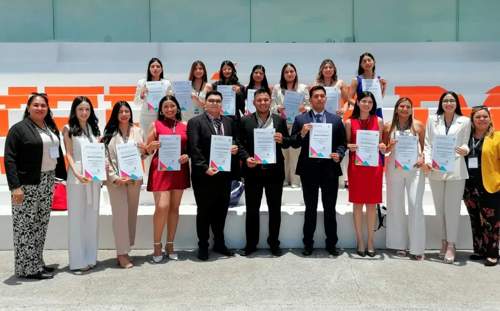 Médicos de la UAT Reciben Premio CENEVAL por Excelencia Académica