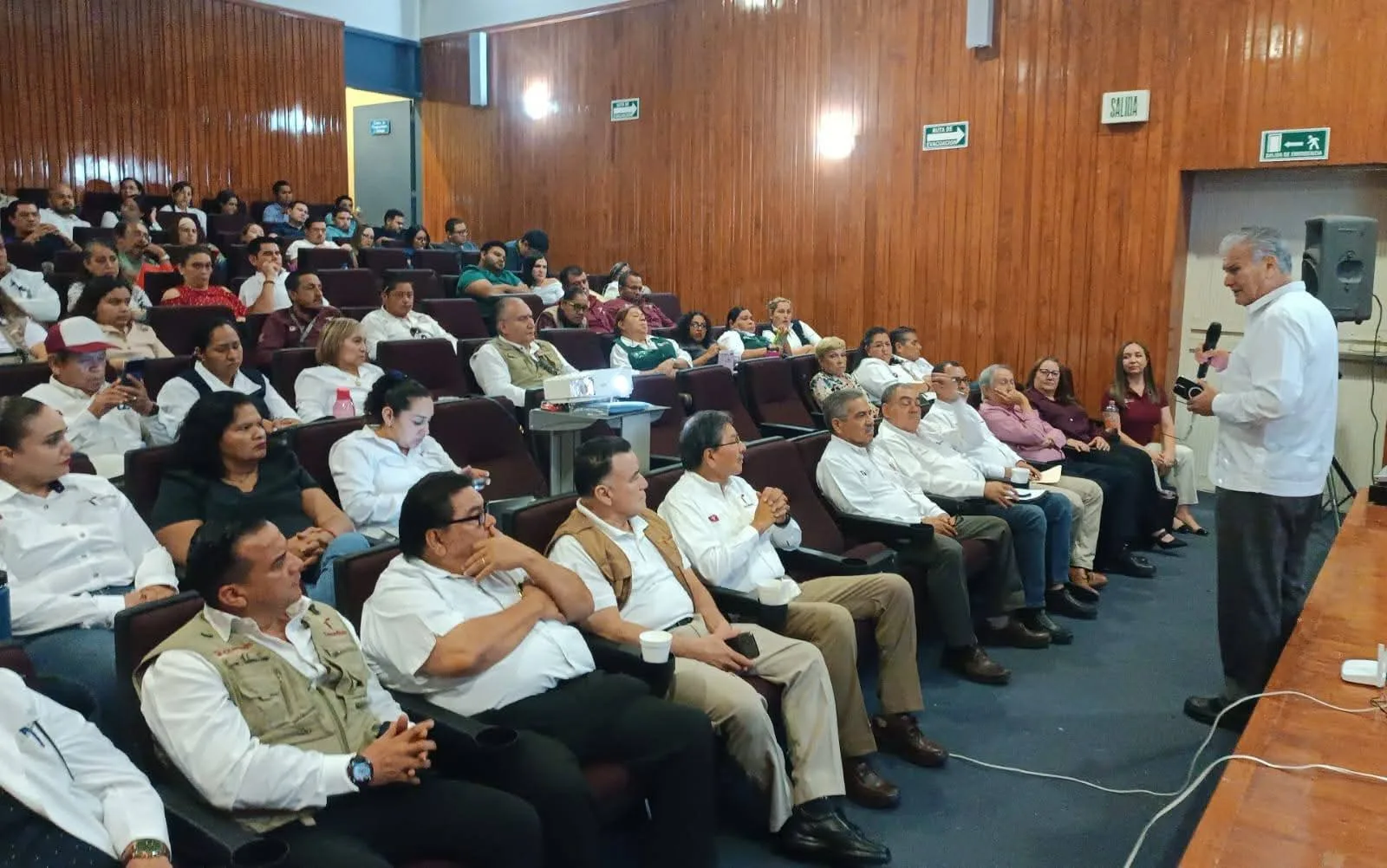 Salud Actualiza a Trabajadores con Curso Taller sobre Manejo Clínico del Dengue