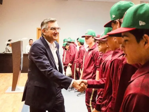 Américo Villarreal abanderó al equipo infantil de béisbol de Tamaulipas 2025