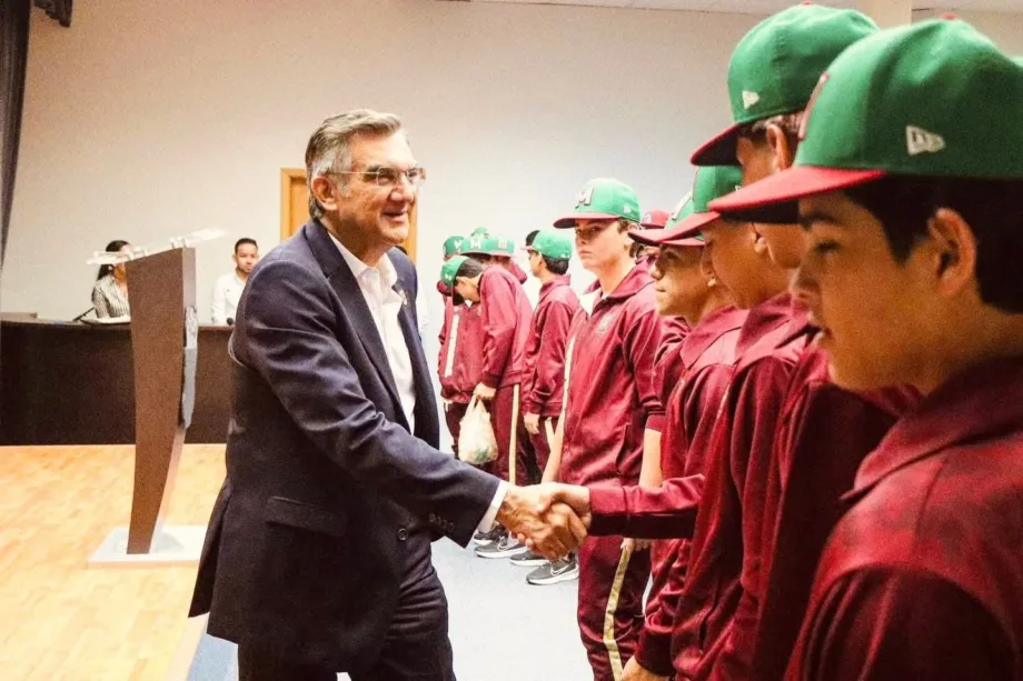 Américo Villarreal abanderó al equipo infantil de béisbol de Tamaulipas 2025