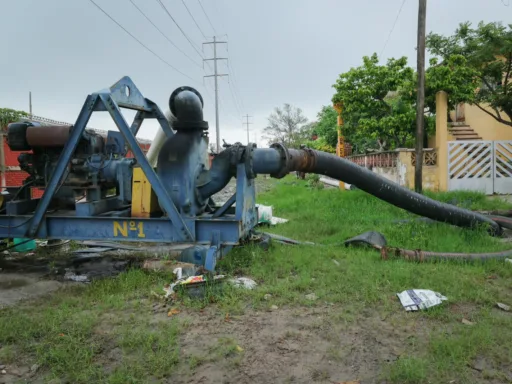 Instalación de bombas en zonas críticas de Ciudad Madero para desfogue de agua