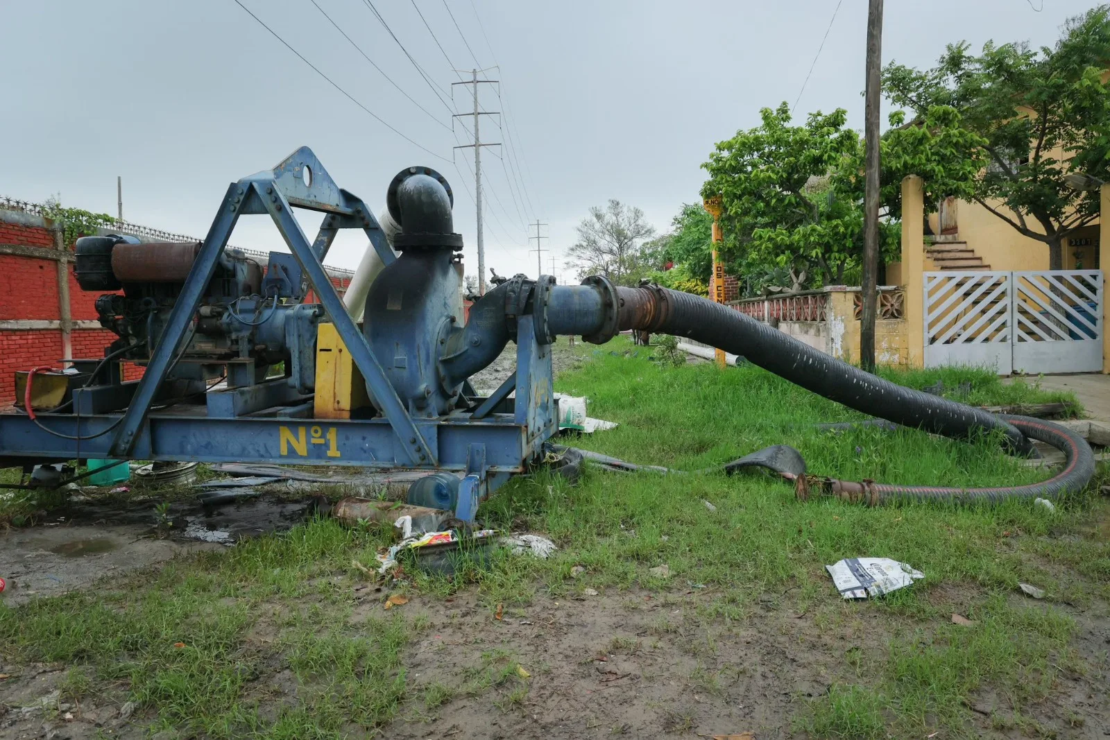 Instalación de bombas en zonas críticas de Ciudad Madero para desfogue de agua