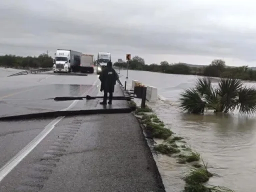 Tramos carreteros en la zona sur de Tamaulipas permanecen cerrados por lluvias intensas