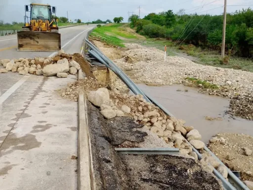 Inicio de reparación de carreteras dañadas por lluvias en Tamaulipas