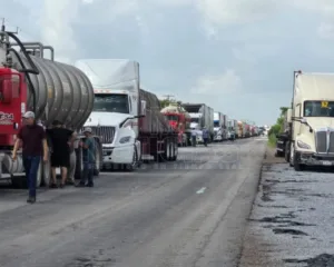 🚧🌞 Desde hace más de 24 horas, la carretera Victoria–Matamoros permanece cerrada debido a un bloqueo que afecta a miles de traileros, familias y ciudadanos que se encuentran varados en la zona. Sin poder avanzar ni retroceder, están expuestos al sol, enfrentando hambre y sin acceso a servicios básicos, en una situación de incertidumbre y desesperación.  

Las autoridades y grupos de apoyo trabajan para restablecer la circulación, pero la espera continúa para quienes permanecen atrapados. Se recomienda a la población mantenerse informada a través de fuentes oficiales y tomar precauciones si van en camino a la zona. La situación requiere atención inmediata para garantizar la seguridad y bienestar de todos los afectados.  