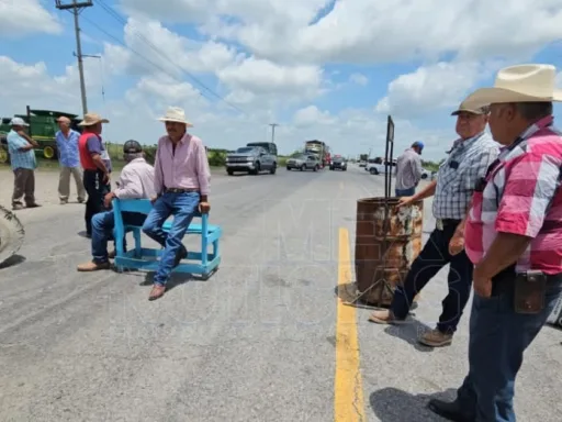 Productores agrícolas bloquean carretera Matamoros–Victoria en protesta por apoyos