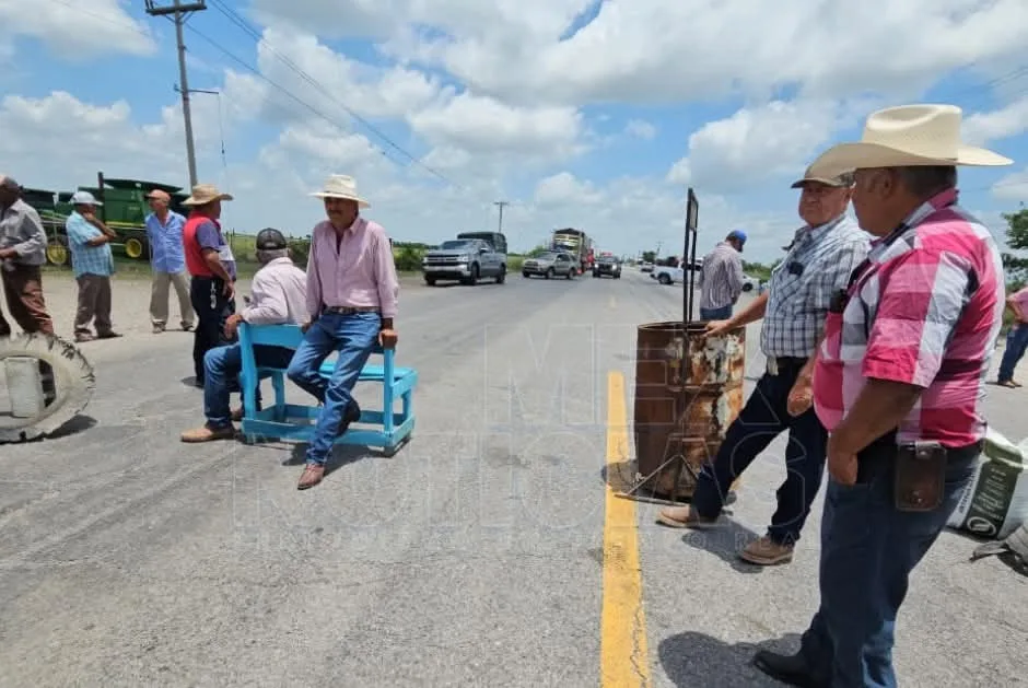 Productores agrícolas bloquean carretera Matamoros–Victoria en protesta por apoyos