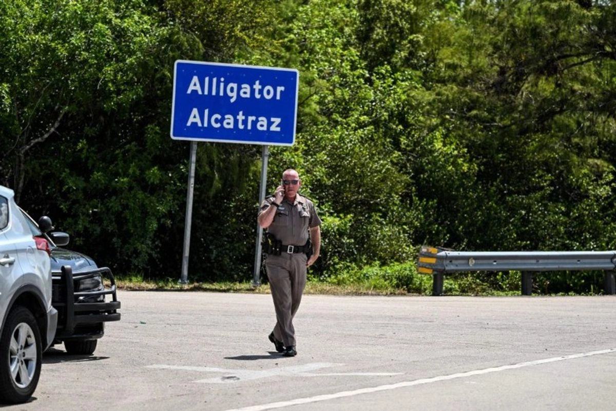Iniciaron vuelos de deportación desde 'Alcatraz de los Caimanes' en Florida, 2025