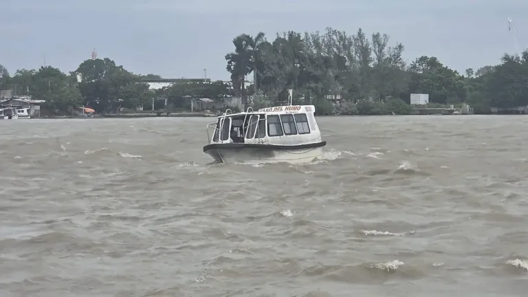 Cierran canal de navegación en Tampico por vientos y oleaje peligroso