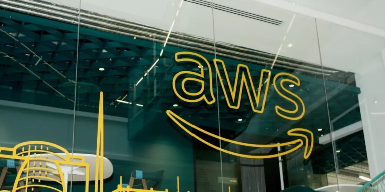 Falla global de AWS deja fuera de servicio a Netflix, Microsoft y Fortnite