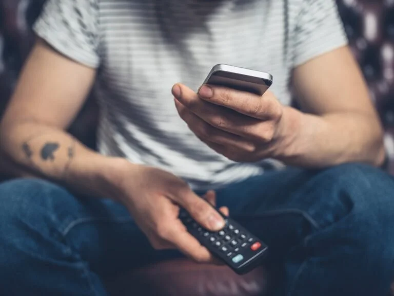 Niño dispara en la cara a su mamá por quitarle el celular