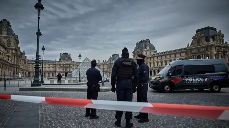 Robo audaz en el Museo del Louvre: se llevan joyas de valor incalculable en apenas siete minutos