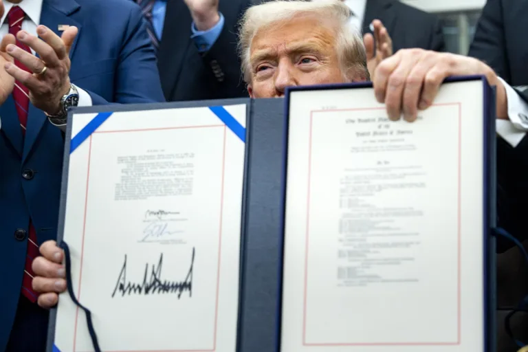 Trump firma ley y termina cierre más largo del Gobierno de EE.UU.