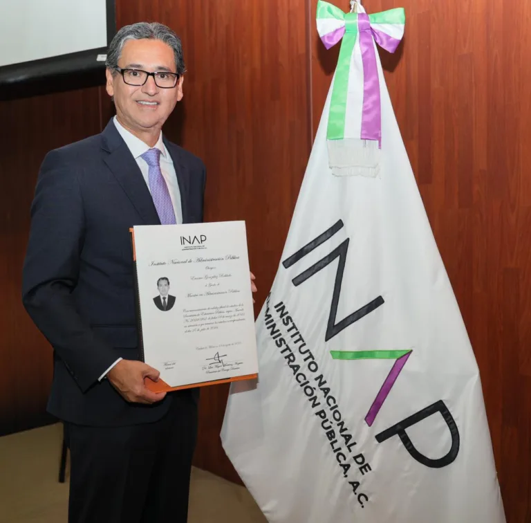 Erasmo González concluye Maestría en Administración Pública en el INAP