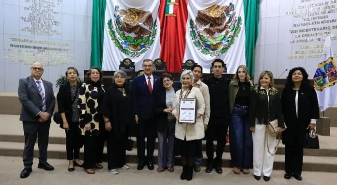 Gobernador entrega Medalla al Mérito a Cecilia Lugo Cruz