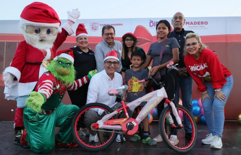 Erasmo González celebra con familias maderenses las fiestas de Navidad