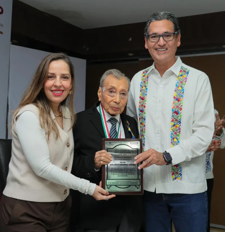 Honran al maestro Calixto Méndez con la presea Tamatán