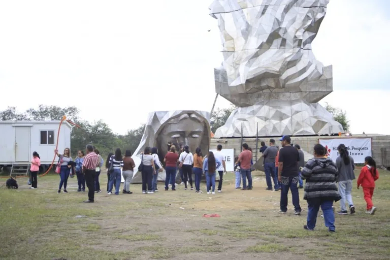 Virgen monumental de El Chorrito atrae fieles antes de inauguración