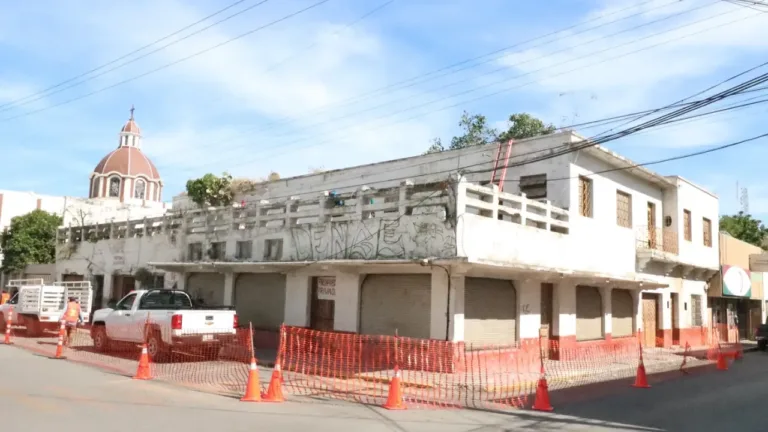 Edificio público de 4 plantas en 15 Juárez Victoria