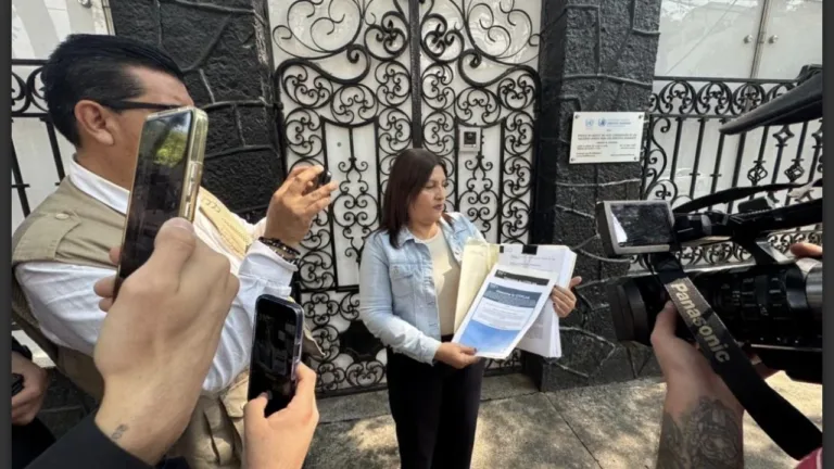 Periodista lleva a Cabeza de Vaca ante la Corte Penal Internacional