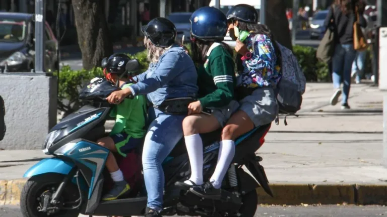 Proponen multas de 23 mil a padres por menores en motos