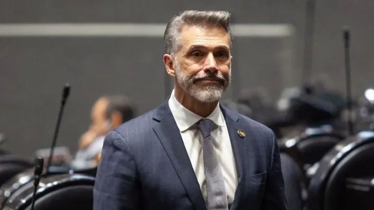 Morena suspende derechos políticos de Sergio Mayer por entrar a “La Casa de los Famosos”