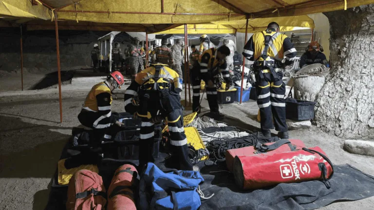 Intensifican rescate de mineros atrapados en Sinaloa