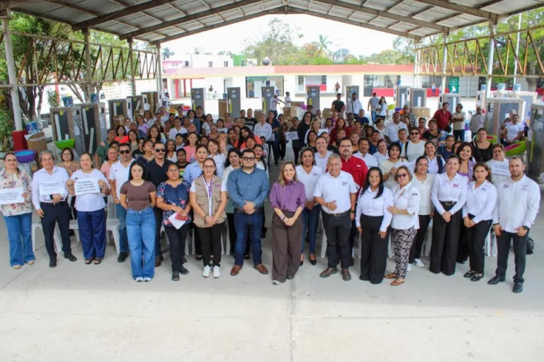 Dunia Marón equipa comedores escolares del DIF en Madero