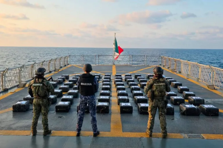 Semar asegura 2 toneladas de cocaína frente a Acapulco