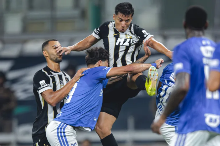 Escándalo en Mineiro: 23 expulsados en batalla campal