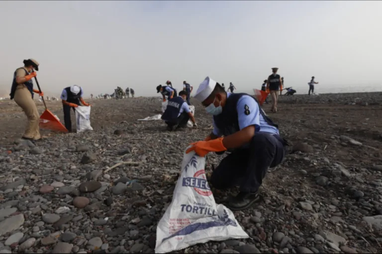 Retiran más de 740 toneladas de hidrocarburo de costas en Golfo de México
